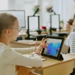 Muchos proyectos de digitalización educativa fracasan por expectativas infladas, falta de formación docente y ausencia de estrategia pedagógica. Analizamos los errores más comunes.